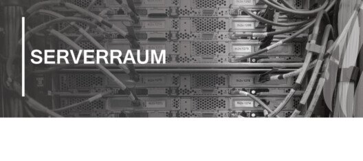Serverracks mit zahlreichen Kabeln und Beschriftungen in einem Serverraum